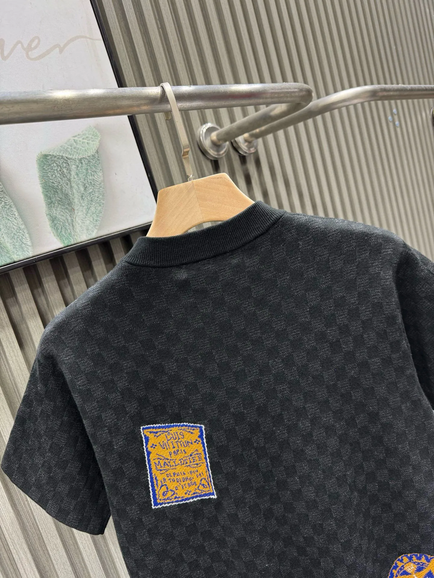 🅿️440 🀄️ Louis Vuitton LOUIS VUITTON checkerboard label knitted short sleeves. Made with custom-made cotton polished silk fabrics. Damier jacquard intarsia texture. Made from hanging woolen looms imported from Germany. The threads are matched to the original color. Environmentally friendly fixed dyeing. The jacquard fabric requires a fine yarn count. The body uses an imported 16-knit Shiti square weave. The perfect jacquard process takes 150 minutes per piece. The pattern adopts double-sided hanging wool technology, fine workmanship, clear texture and texture, extremely fine weaving threads are made of environmentally friendly fibers, the stitching uses a 16-pin plate, each closing edge must be hand-picked, the stitching must be tight and smooth, the body is neatly aligned in the front, back, left and right, the fabric has a soft and waxy drape feel, the fabric is comfortable and soft, skin-friendly, breathable and elastic. The details are exquisite and the workmanship is exquisite. The overall wiring is straight and delicate. The fabric is comfortable and soft. The color is consistent and there is no color difference. It can be matched with the same style to create a fashionable look. The three standards are complete. The same style for men and women.